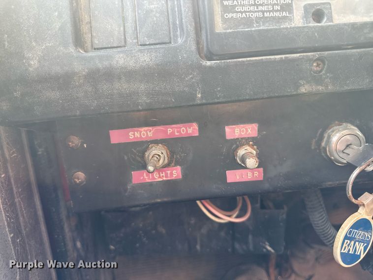 image for item DT0733 2000 International 4700 dump truck