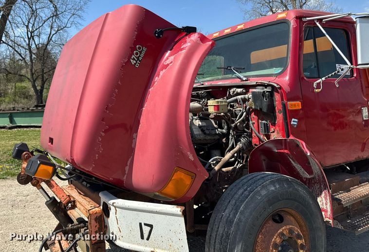 image for item DT0733 2000 International 4700 dump truck