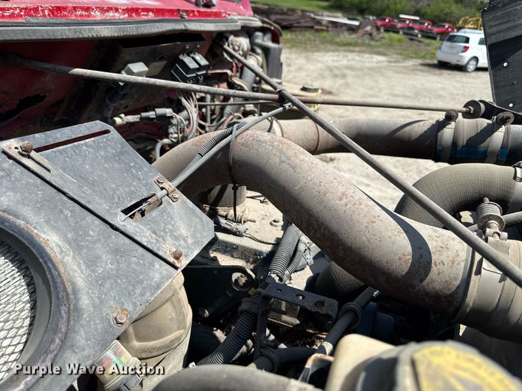 image for item DT0733 2000 International 4700 dump truck