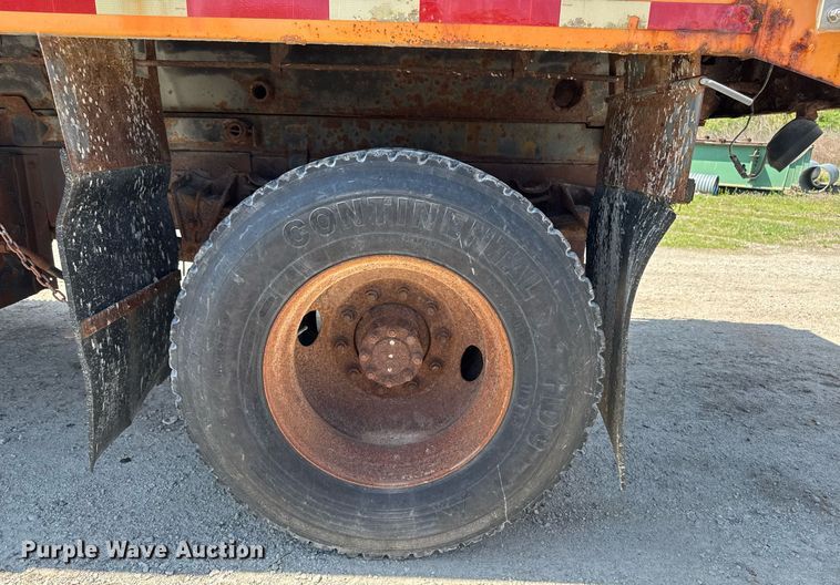 image for item DT0733 2000 International 4700 dump truck