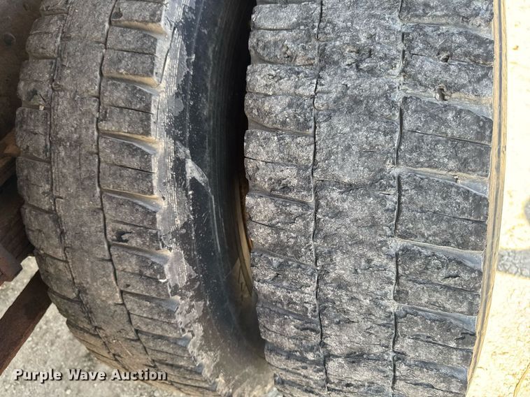 image for item DT0733 2000 International 4700 dump truck