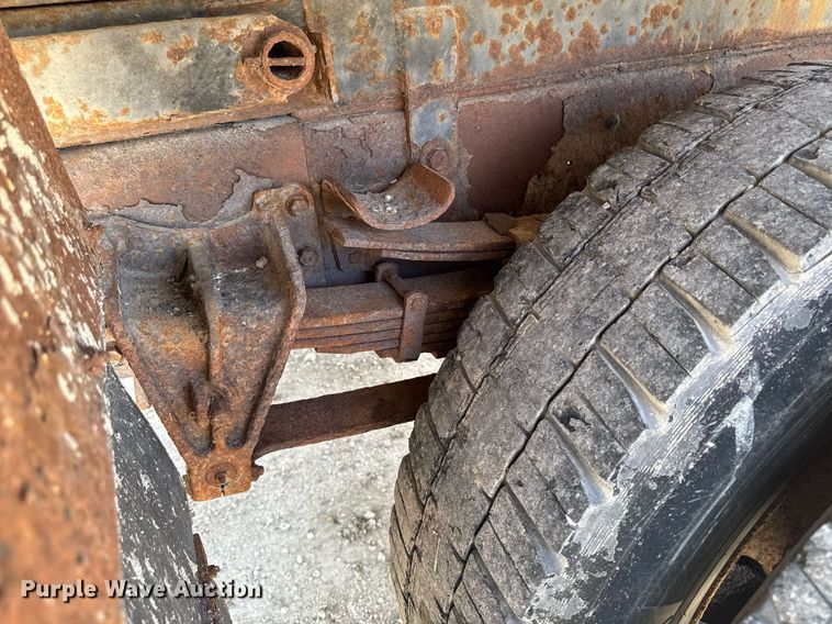 image for item DT0733 2000 International 4700 dump truck