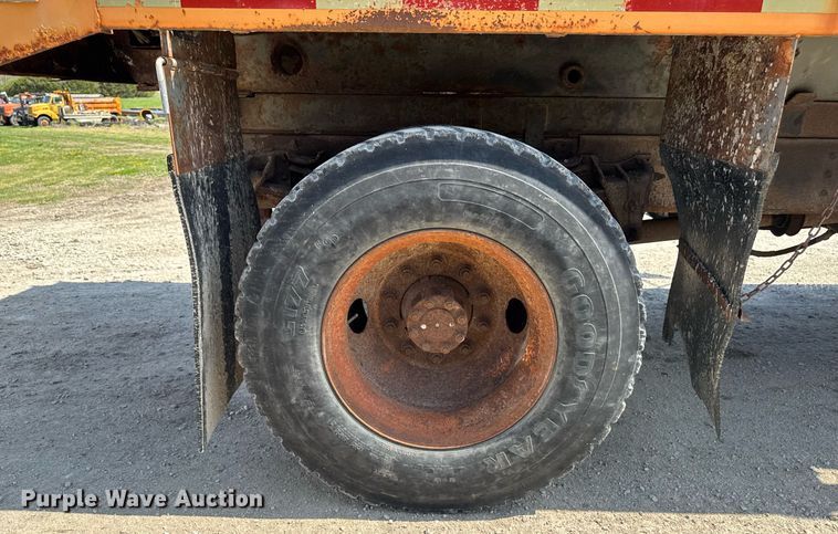 image for item DT0733 2000 International 4700 dump truck