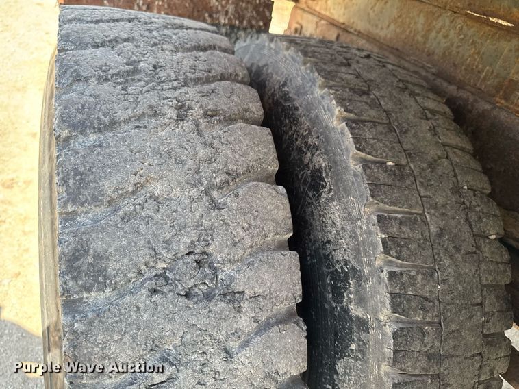 image for item DT0733 2000 International 4700 dump truck