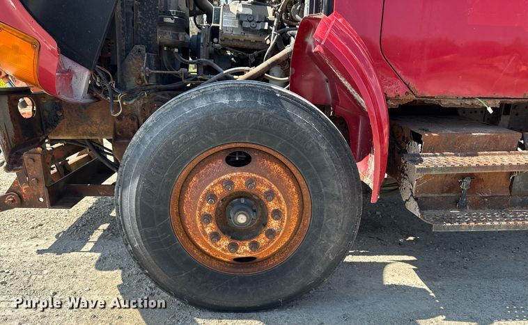 image for item DT0733 2000 International 4700 dump truck