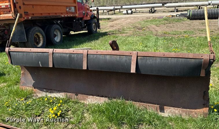 image for item DT0733 2000 International 4700 dump truck