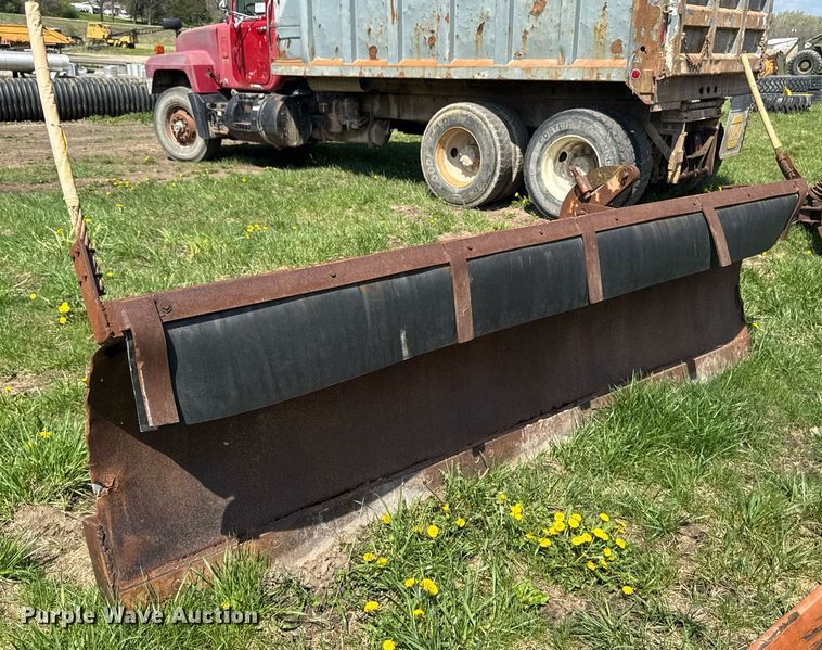 image for item DT0733 2000 International 4700 dump truck