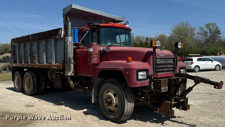 image for item DT0734 1999 Mack RD688S dump truck