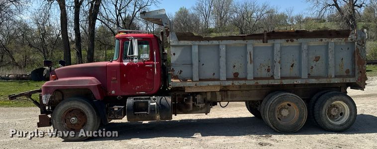image for item DT0734 1999 Mack RD688S dump truck