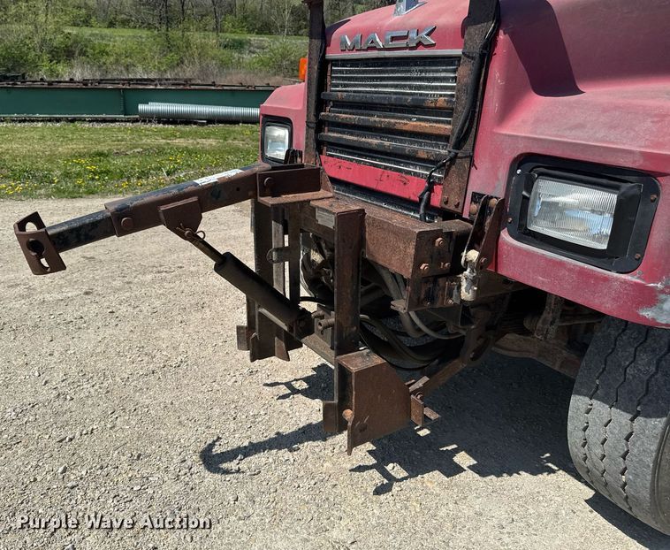image for item DT0734 1999 Mack RD688S dump truck