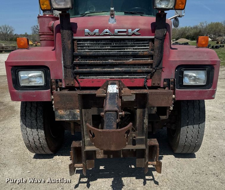 image for item DT0734 1999 Mack RD688S dump truck