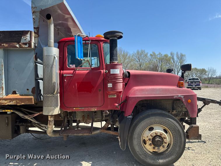 image for item DT0734 1999 Mack RD688S dump truck