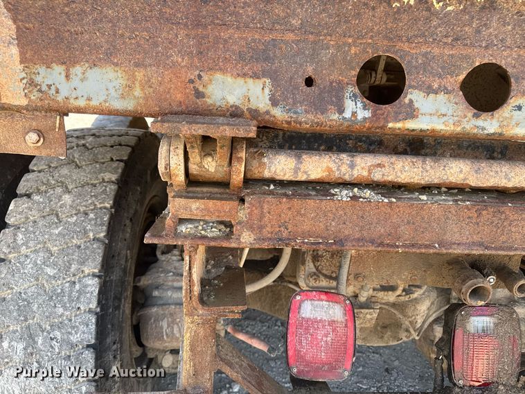 image for item DT0734 1999 Mack RD688S dump truck