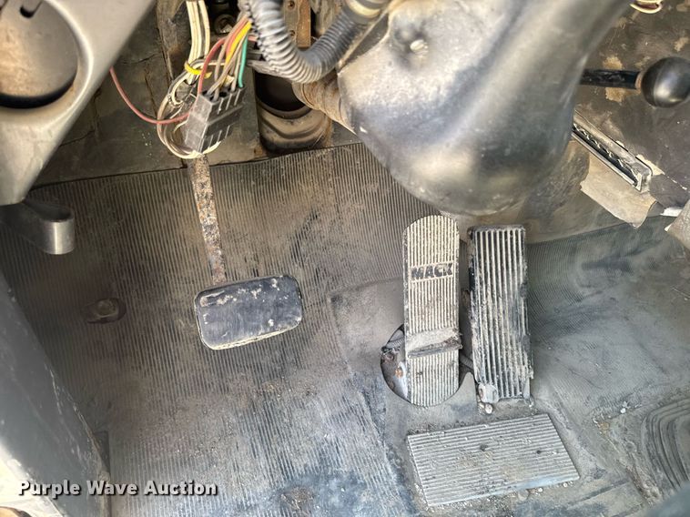 image for item DT0734 1999 Mack RD688S dump truck