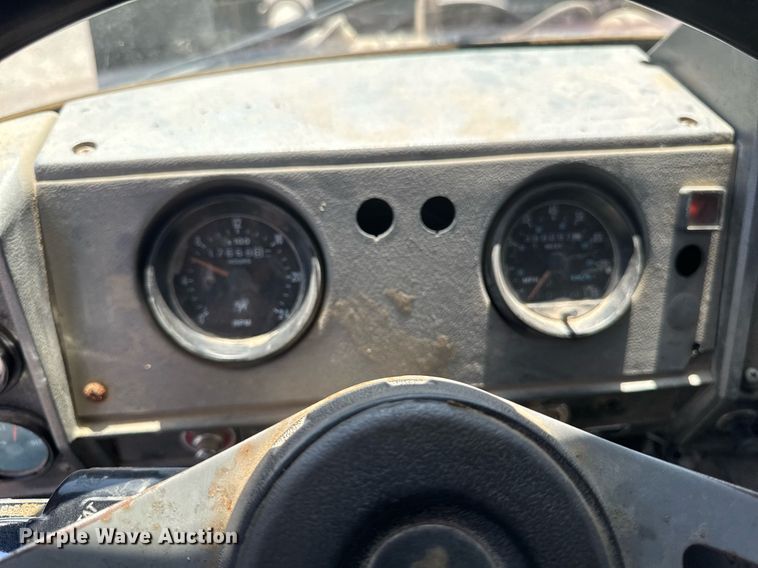 image for item DT0734 1999 Mack RD688S dump truck