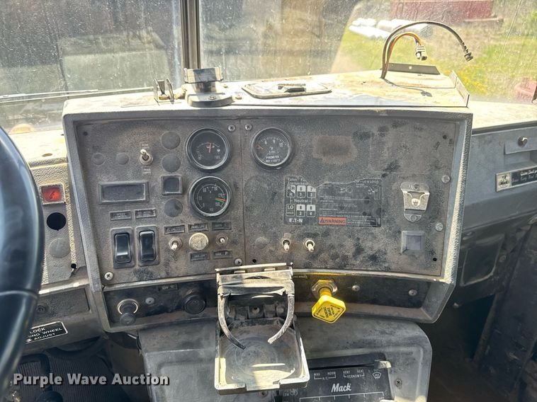 image for item DT0734 1999 Mack RD688S dump truck