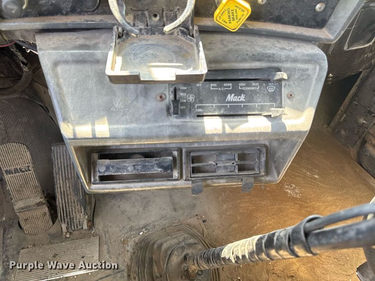 image for item DT0734 1999 Mack RD688S dump truck