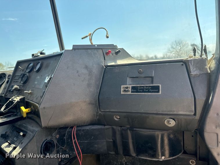 image for item DT0734 1999 Mack RD688S dump truck