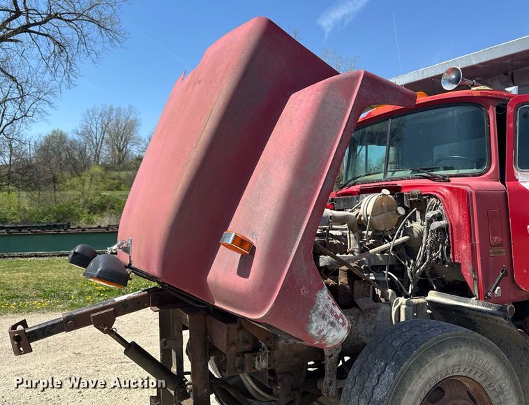 image for item DT0734 1999 Mack RD688S dump truck