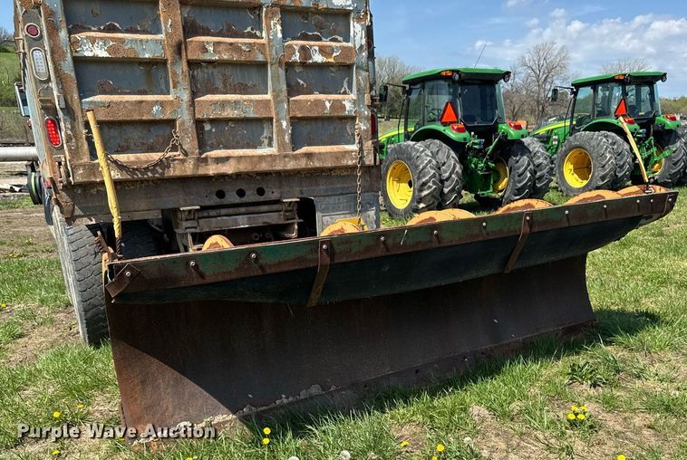 image for item DT0734 1999 Mack RD688S dump truck
