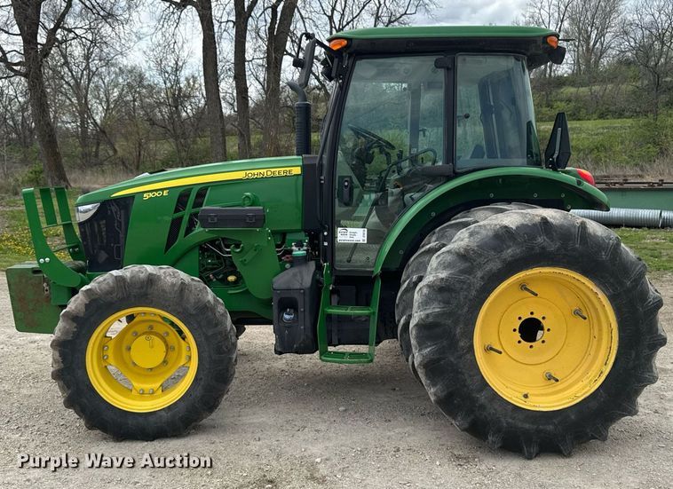 image for item DT0735 2017 John Deere 5100E MFWD tractor