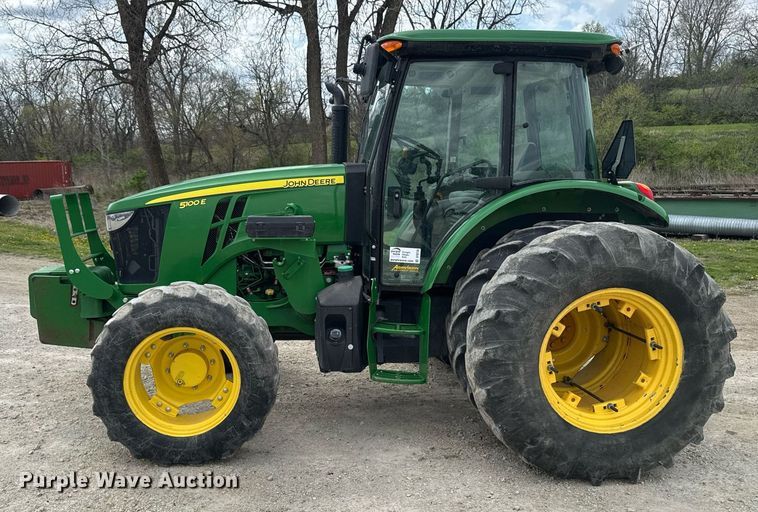 image for item DT0736 2017 John Deere 5100E MFWD tractor