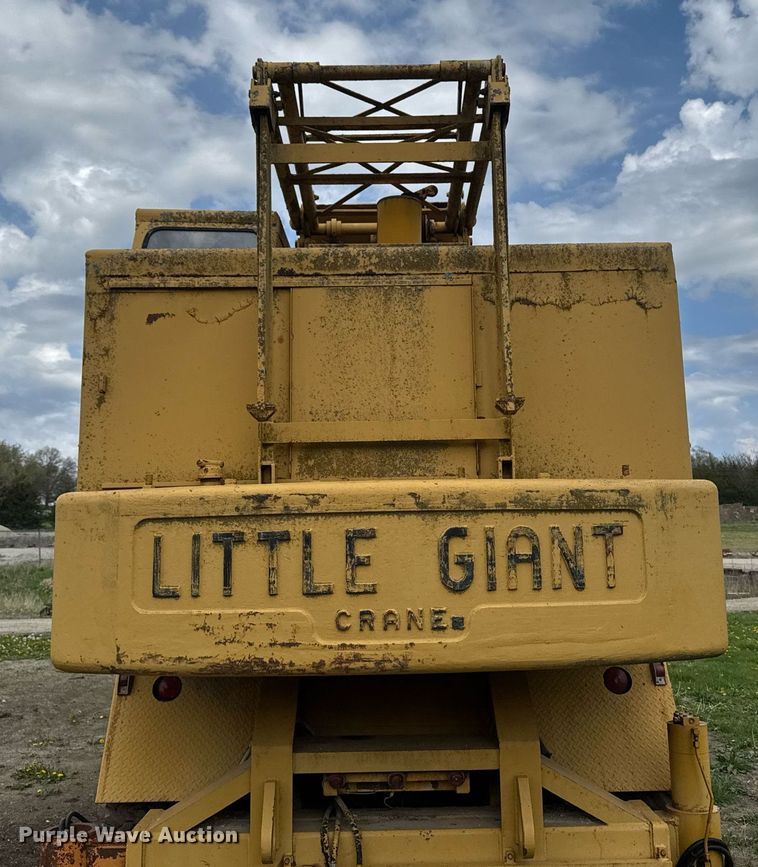 image for item DT0737 1982 Little Giant 48 crane