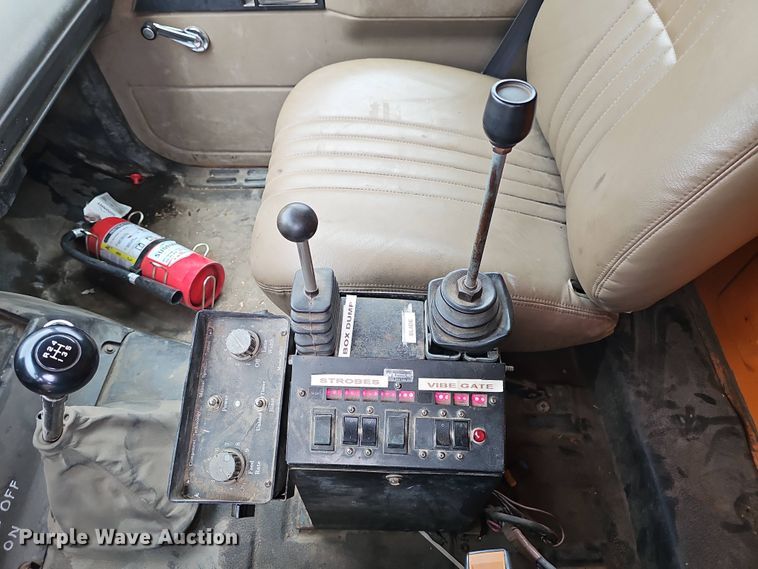 image for item DT6812 2000 GMC C7500 dump truck