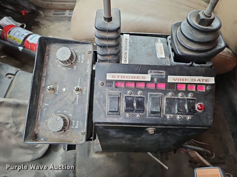 image for item DT6812 2000 GMC C7500 dump truck