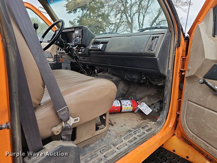 image for item DT6812 2000 GMC C7500 dump truck