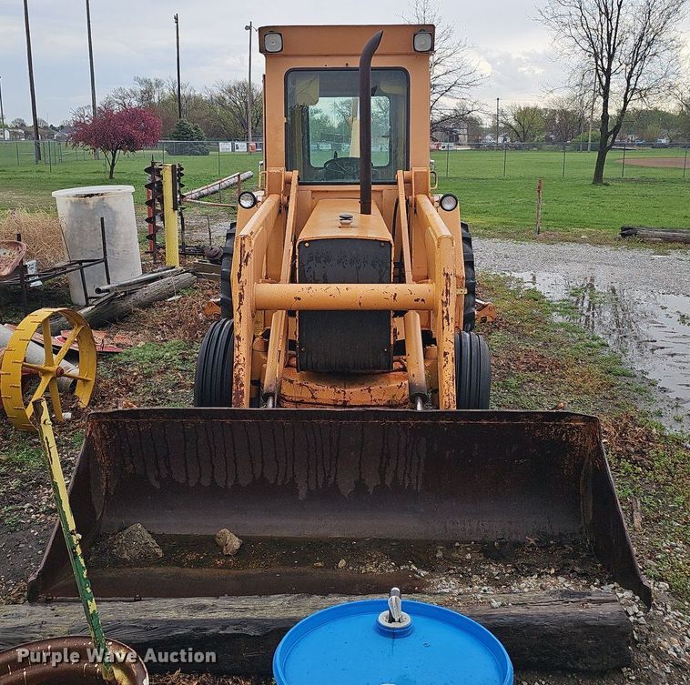 image for item DT6813 1981 John Deere 410B backhoe