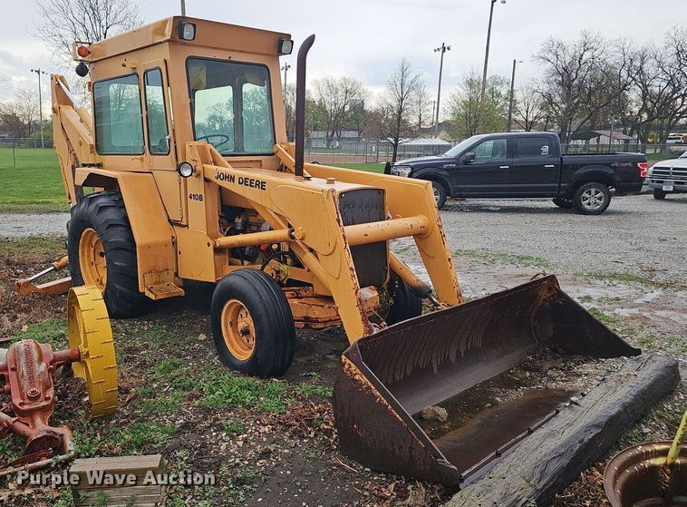 image for item DT6813 1981 John Deere 410B backhoe