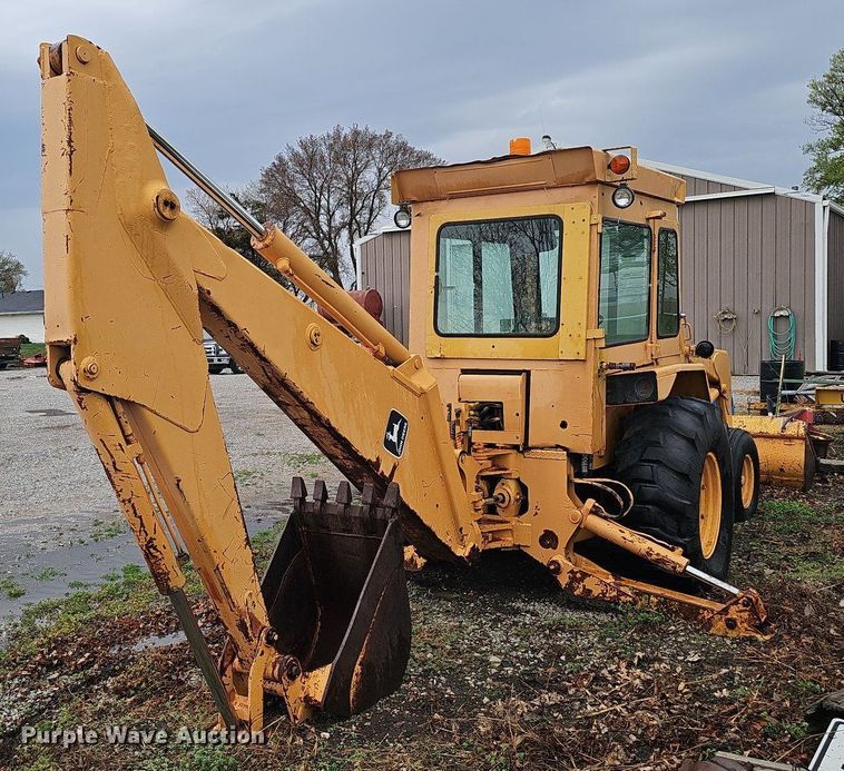 image for item DT6813 1981 John Deere 410B backhoe