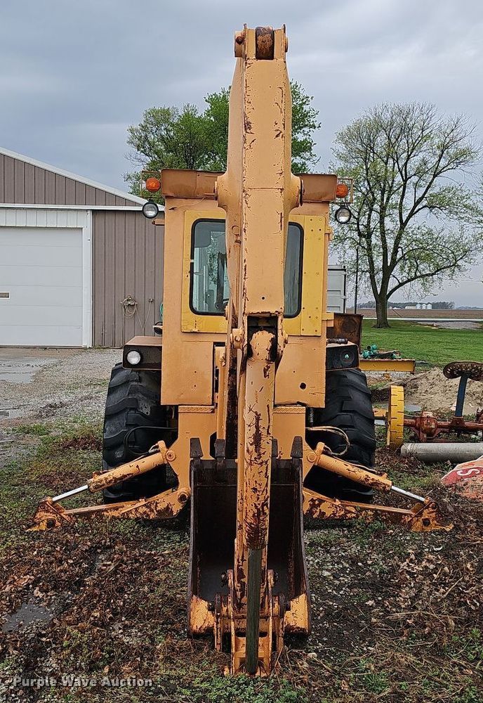 image for item DT6813 1981 John Deere 410B backhoe