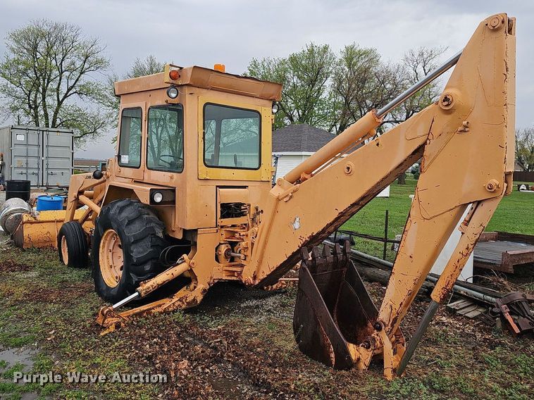 image for item DT6813 1981 John Deere 410B backhoe