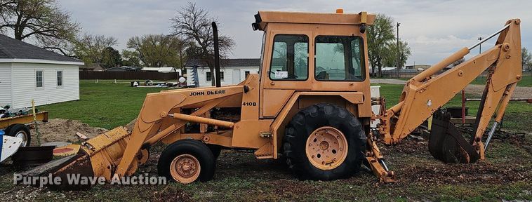 image for item DT6813 1981 John Deere 410B backhoe