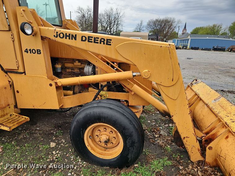 image for item DT6813 1981 John Deere 410B backhoe