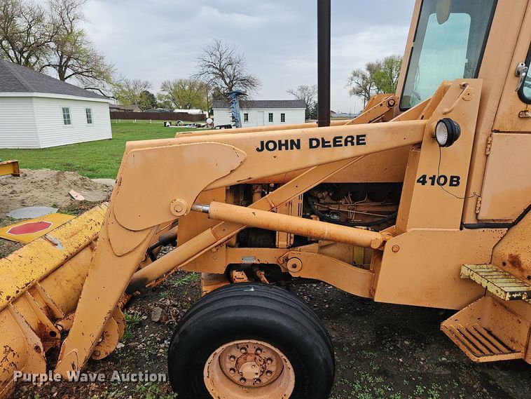 image for item DT6813 1981 John Deere 410B backhoe