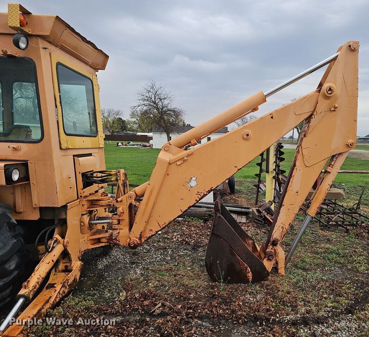 image for item DT6813 1981 John Deere 410B backhoe