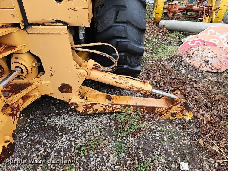 image for item DT6813 1981 John Deere 410B backhoe