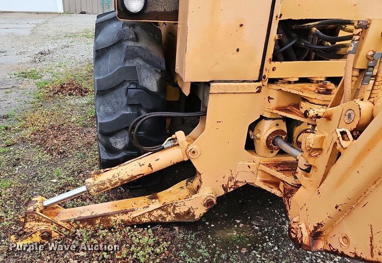 image for item DT6813 1981 John Deere 410B backhoe