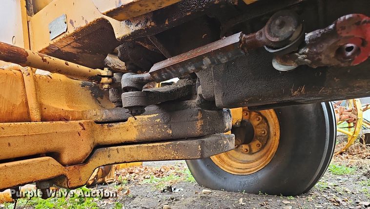 image for item DT6813 1981 John Deere 410B backhoe