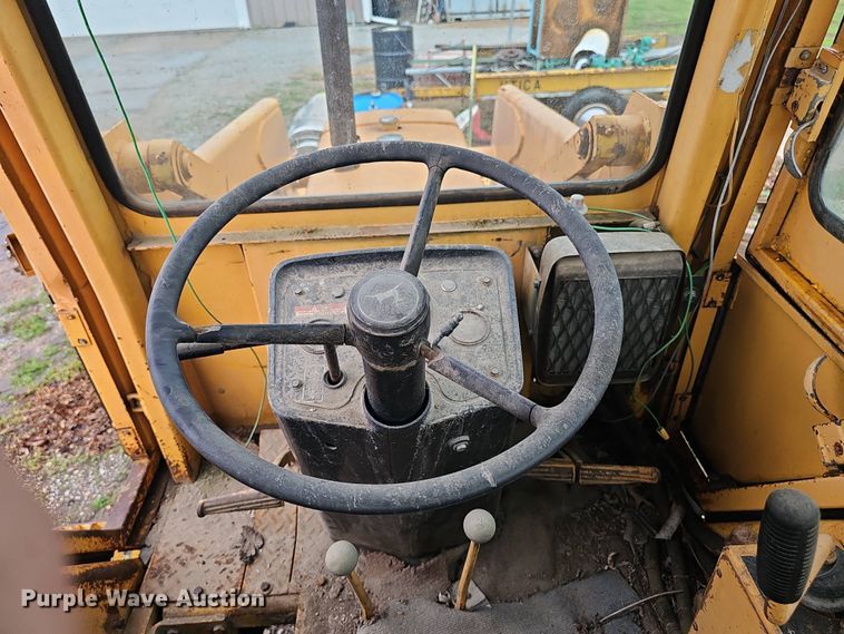 image for item DT6813 1981 John Deere 410B backhoe