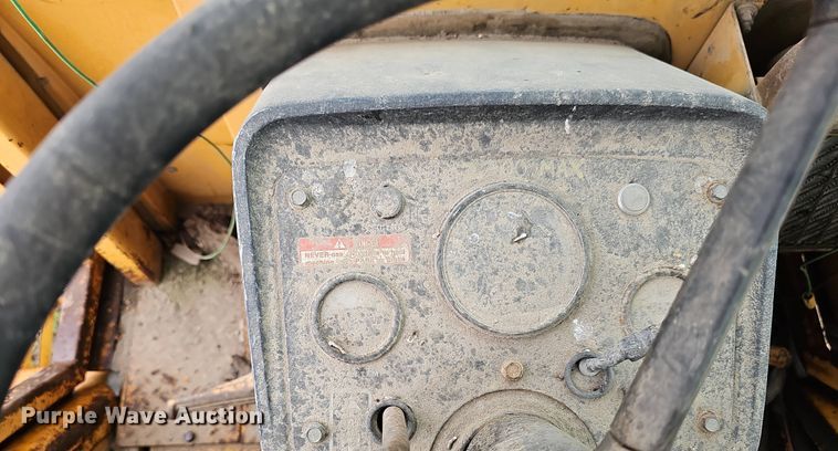 image for item DT6813 1981 John Deere 410B backhoe