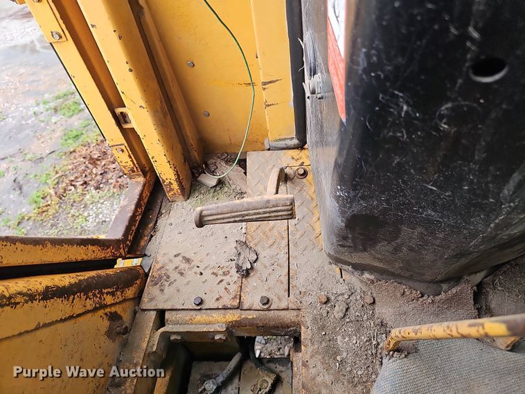 image for item DT6813 1981 John Deere 410B backhoe