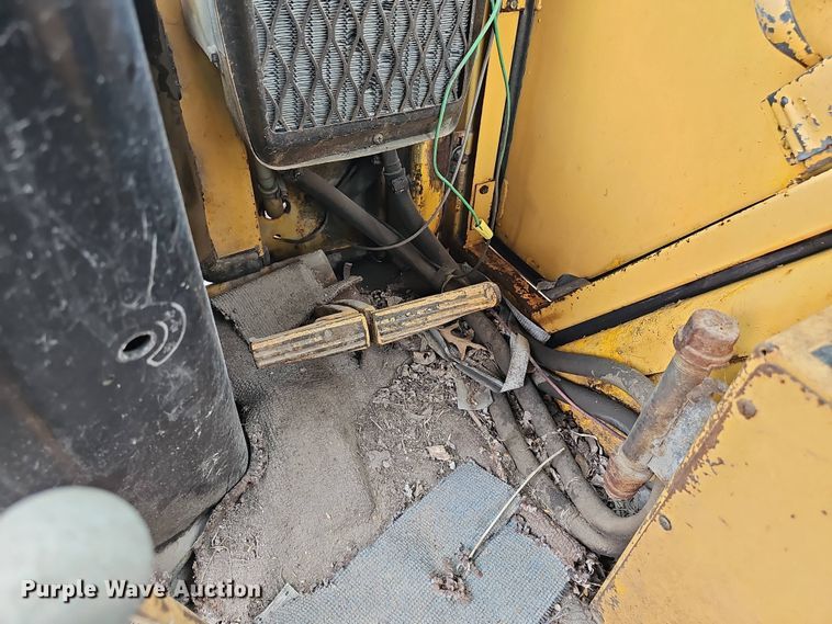 image for item DT6813 1981 John Deere 410B backhoe