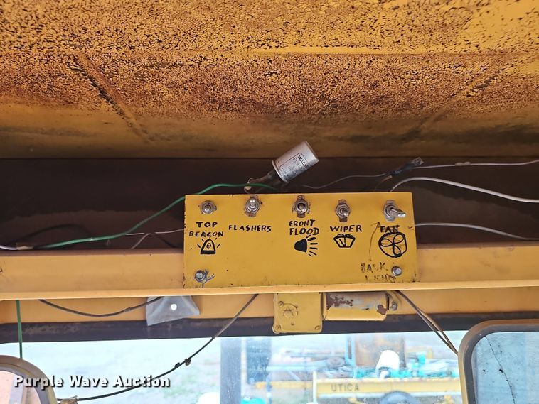 image for item DT6813 1981 John Deere 410B backhoe