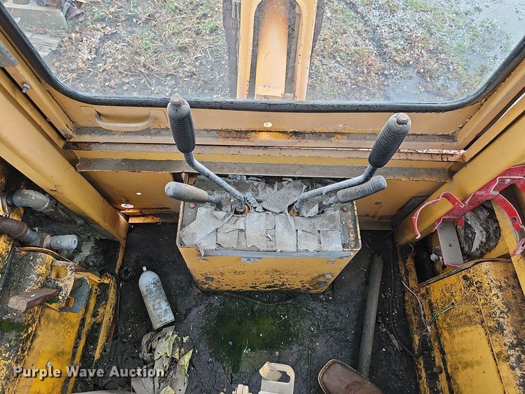 image for item DT6813 1981 John Deere 410B backhoe