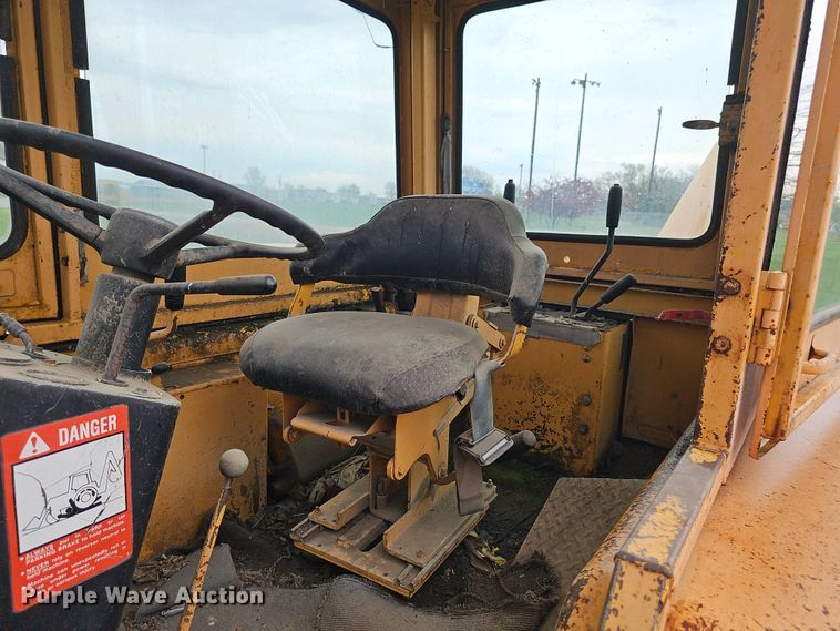 image for item DT6813 1981 John Deere 410B backhoe