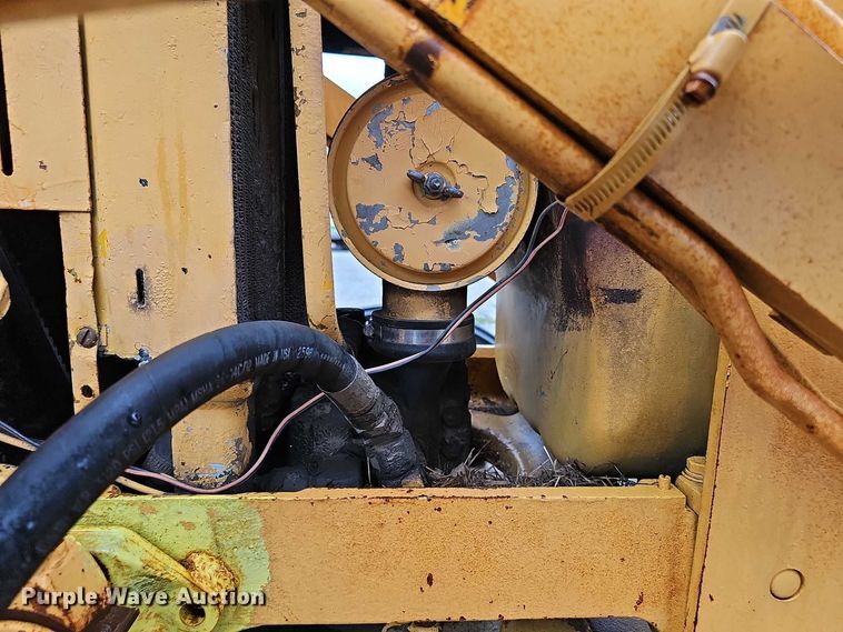 image for item DT6813 1981 John Deere 410B backhoe